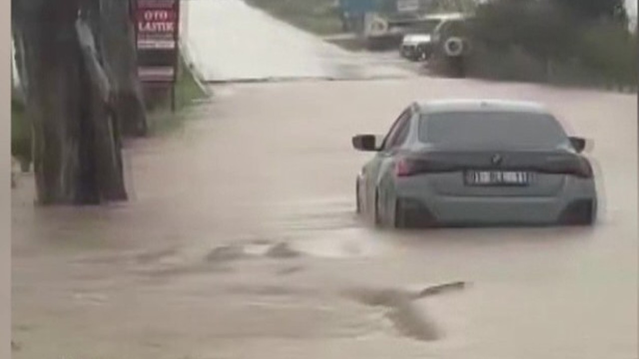 Karataş’ta sağanak hayatı felç etti: Yollar ve tarlalar göle döndü
