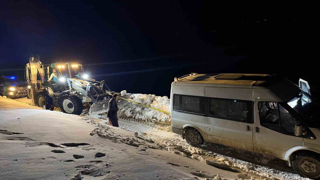 Başkale’de yoldan çıkan minibüs kara saplandı

