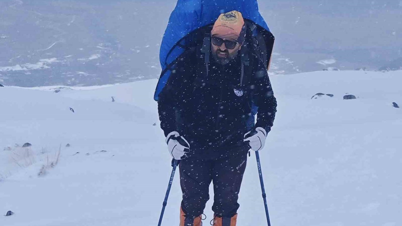 Vanlı dağcı, Ağrı Dağı zirvesine tek başına tırmandı
