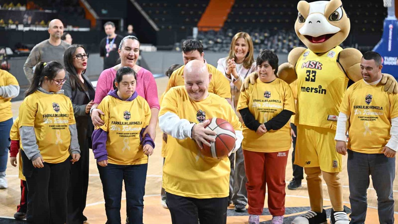 Down sendromlu çocuklar Mersin Spor Kulübü ile aynı sahada buluştu
