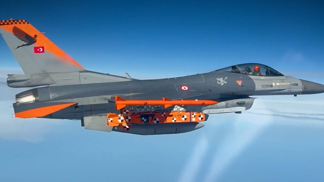 Bakan Kacır: "Milli seyir füzemiz SOMJ, canlı harp başlığıyla gerçekleştirilen son atış testinde hedefini tam isabetle vurdu"
