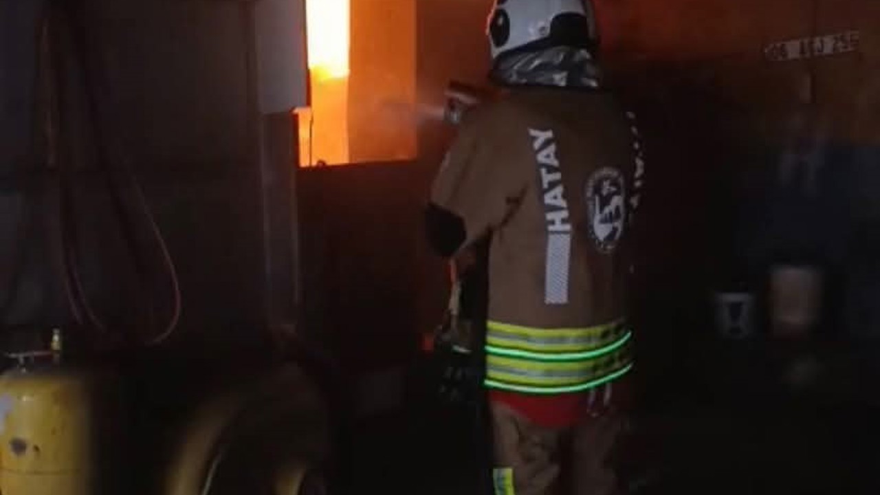 Reyhanlı’da iş yeri alevlere teslim oldu
