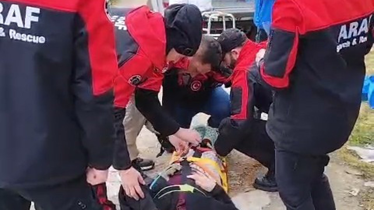 Bayramı köyünde geçirsin diye sedye ile evine taşındı
