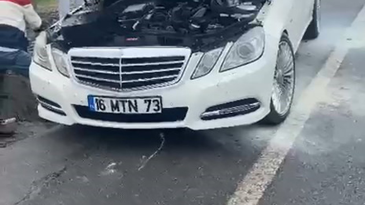 Lüks otomobil küle dönmeden söndürüldü
