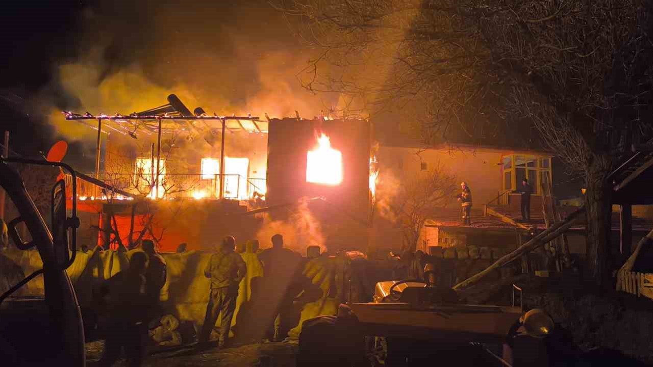 Kayseri’de ev yangını: Engelli kadın hayatını kaybetti, annesi yaralandı
