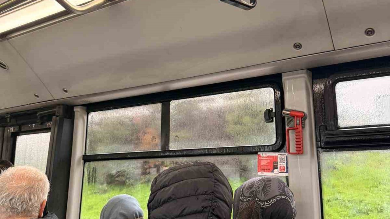 Arnavutköy’de belediye otobüsünün tavanından su aktı
