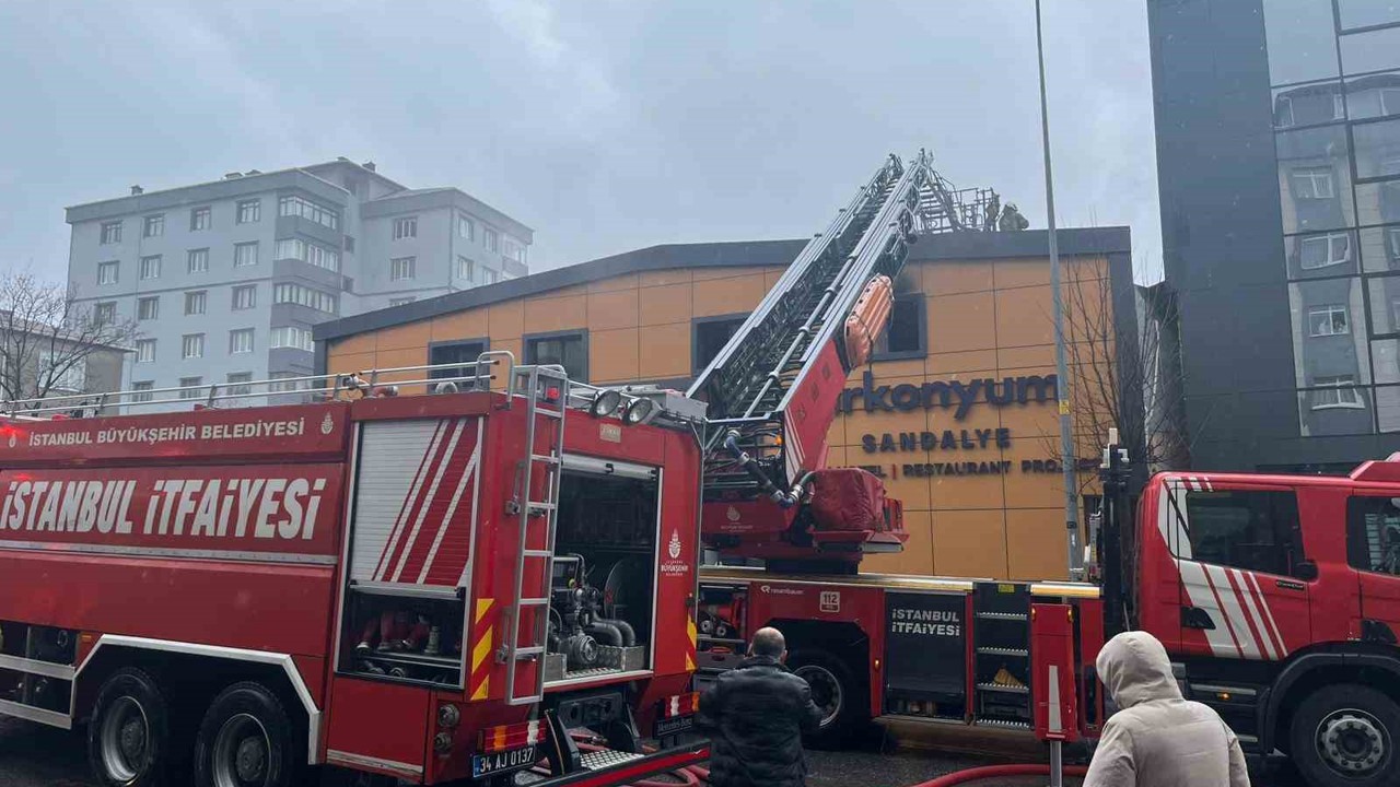 Ataşehir’de metal imalathanesinde yangın paniği
