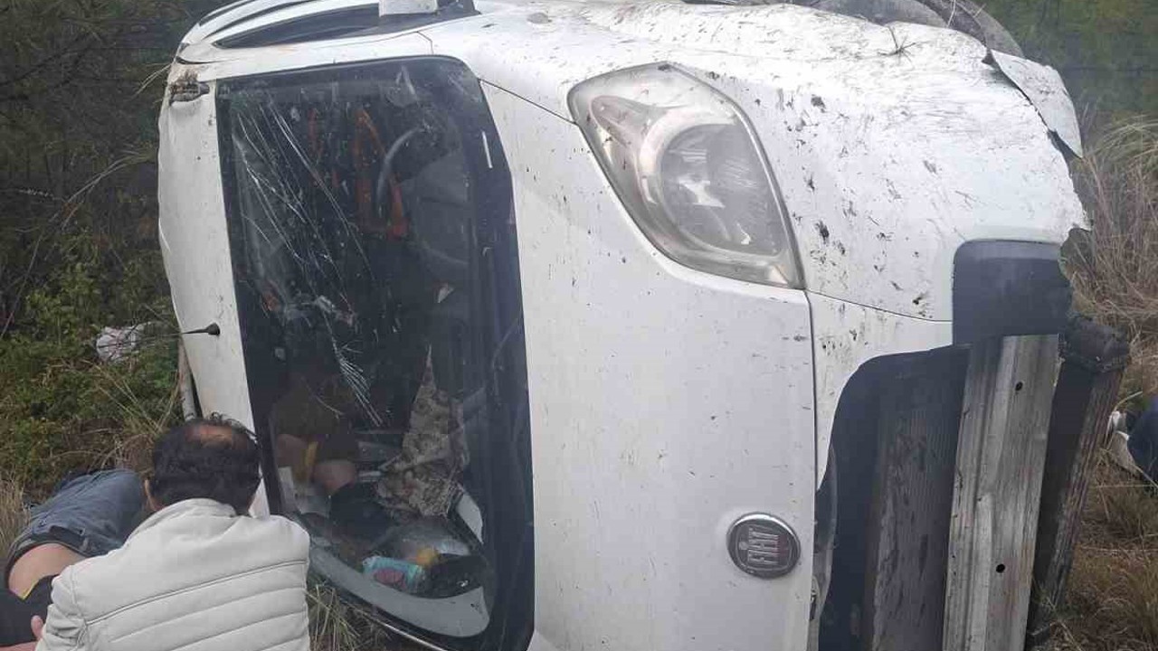 Akseki-Manavgat Karayolunda hafif ticari araç şarampole devrildi: 1’i ağır 6 yaralı
