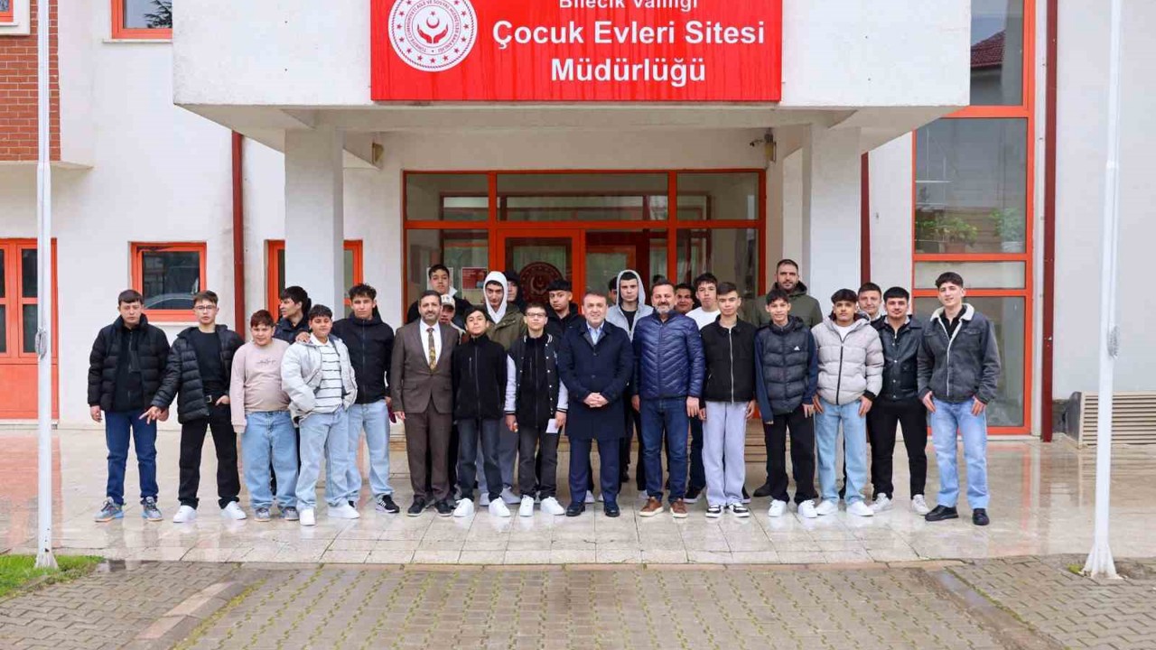 Vali Sözer bayramda çocuklar ve öğrencilerle buluştu
