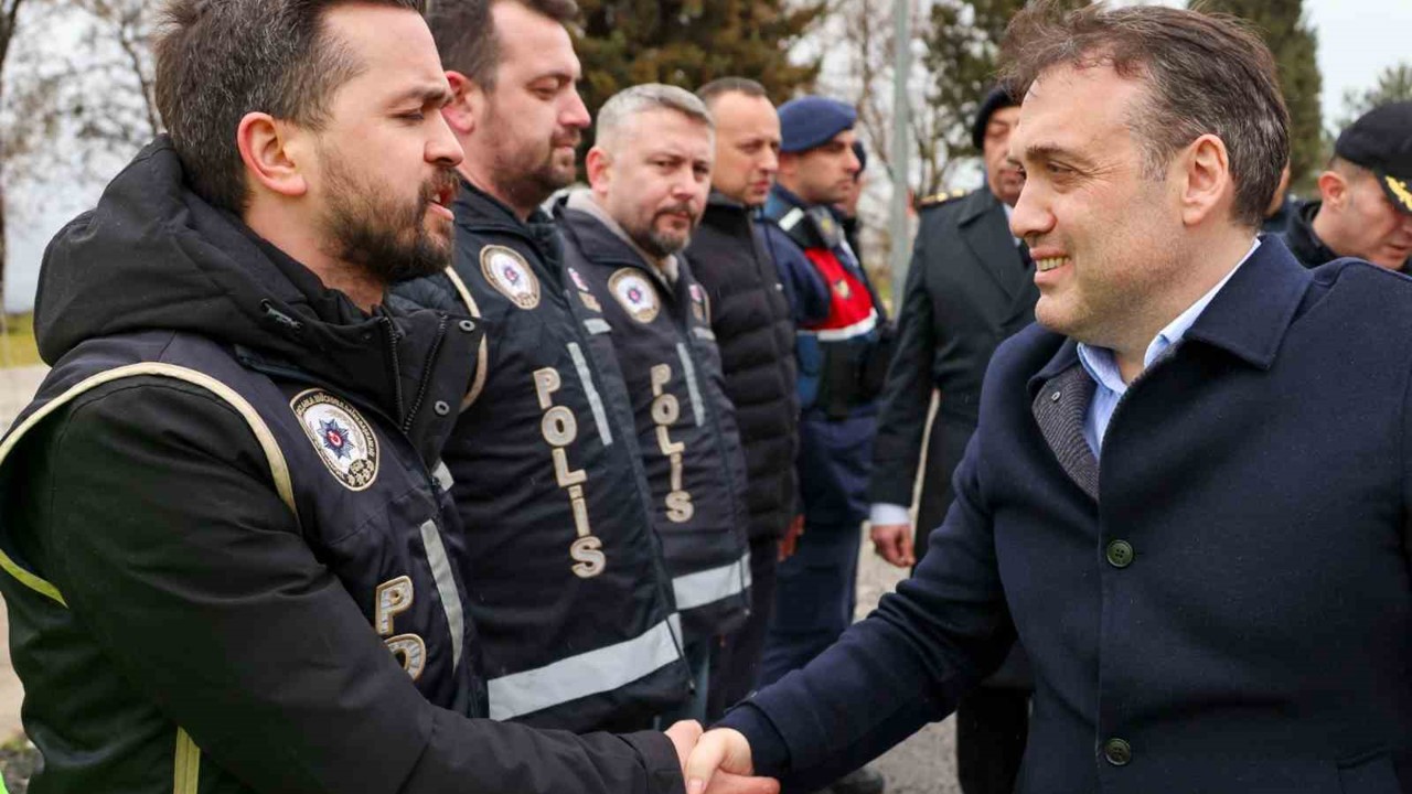 Vali Sözer denetim noktasında güvenlik güçleriyle bayramlaştı
