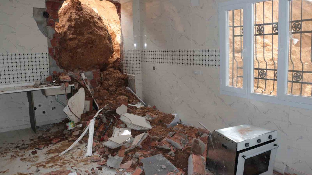 Cizre’de sağanak yağış heyelana neden oldu, dev kayalar evi yıktı
