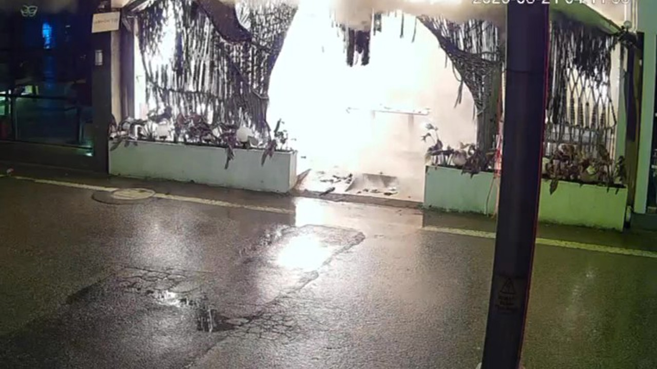 Kafeyi kundaklayıp kaçtı: O anlar kamerada
