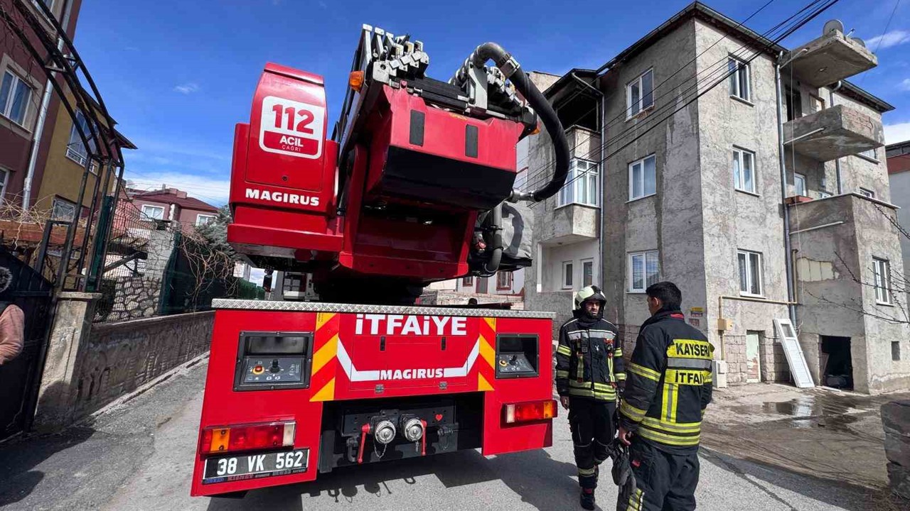 Kayseri’de ev yangını: 2 kişi dumandan etkilendi
