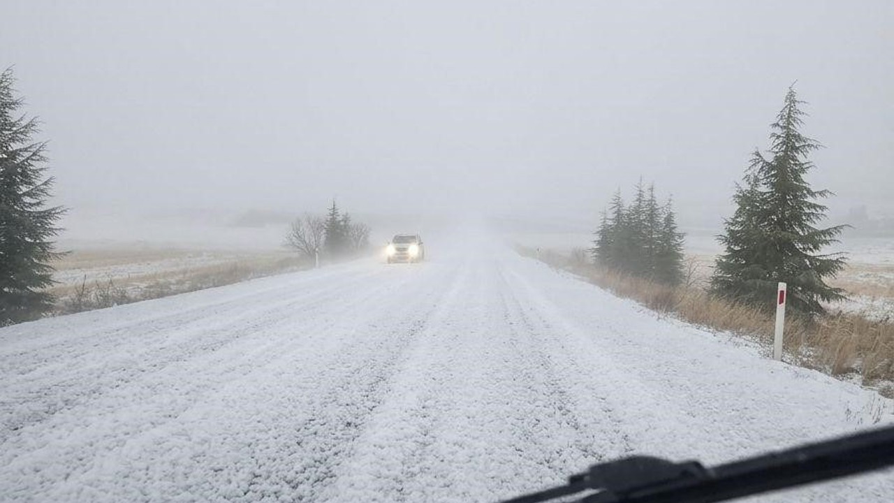 Haymana-Polatlı yolu dolu yağışı nedeniyle beyaza büründü
