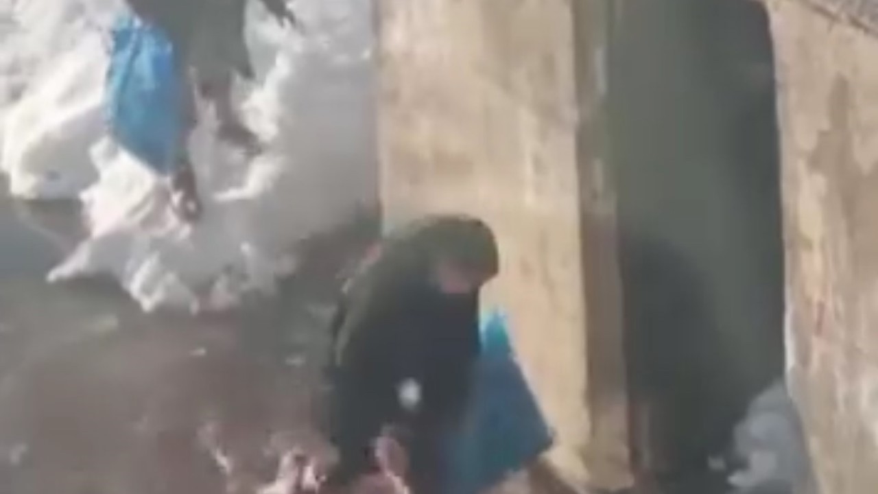 Yüksekova’da çocukların sular altında kalan yollarda şeker mesaisi
