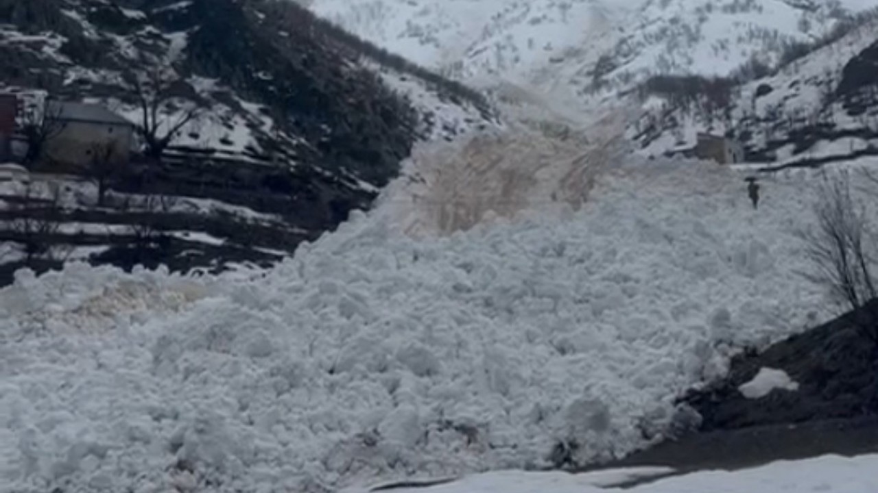 Yüksekova’da çığ paniği: Köy halkı faciadan döndü
