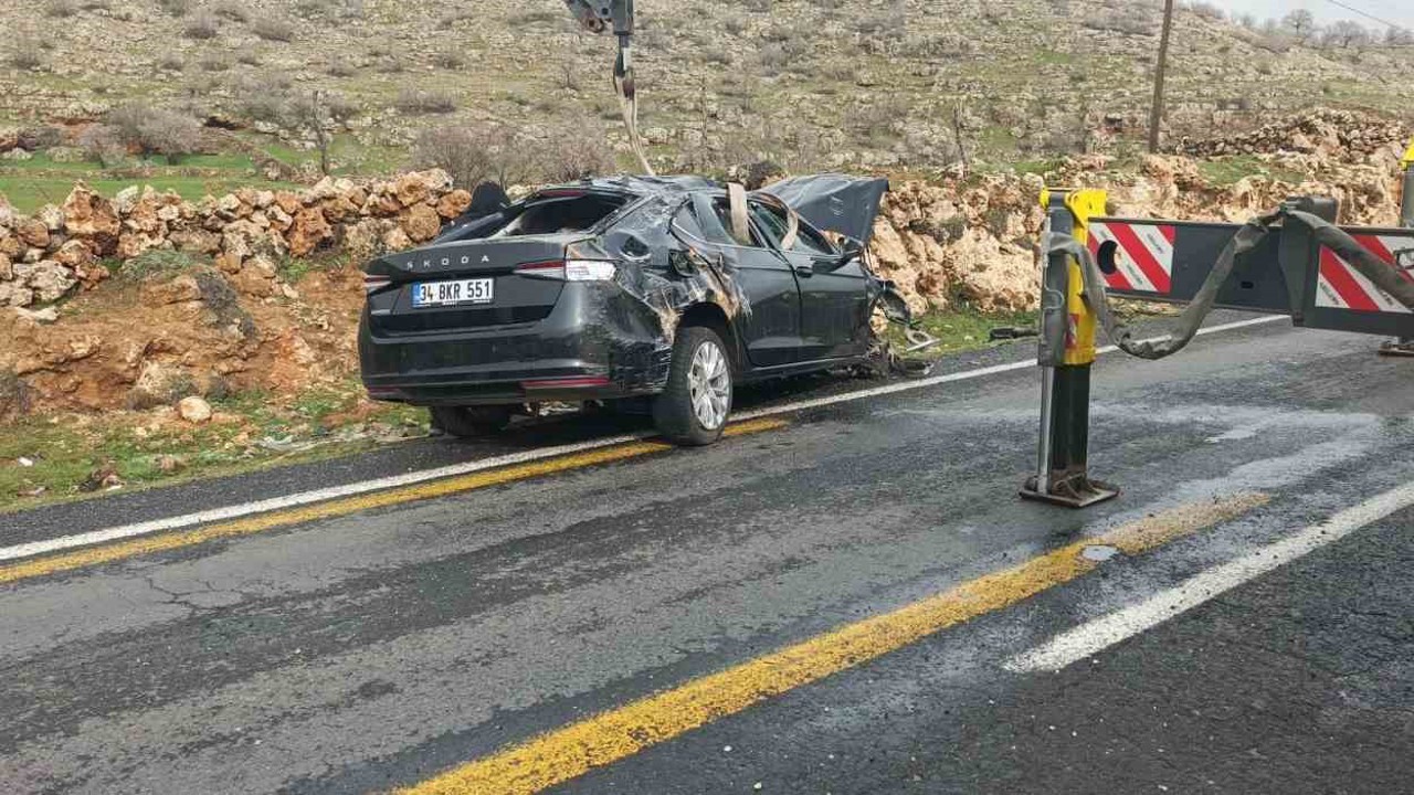 Mardin’de kontrolden çıkan otomobil takla attı: 3 yaralı
