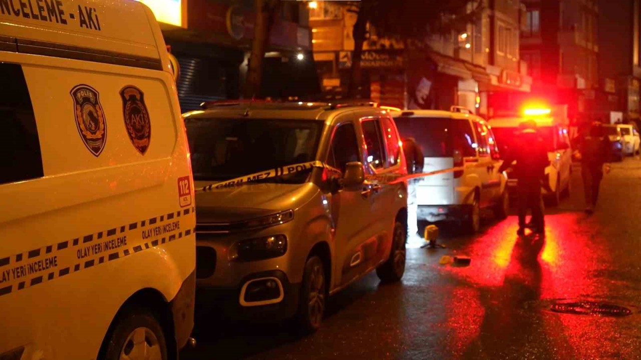 Sancaktepe’de seyir halindeki otomobilden silahlı saldırı: 1 yaralı
