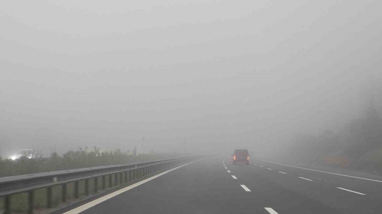 TEM Otoyolu Düzce geçişinde yoğun sis etkili oluyor
