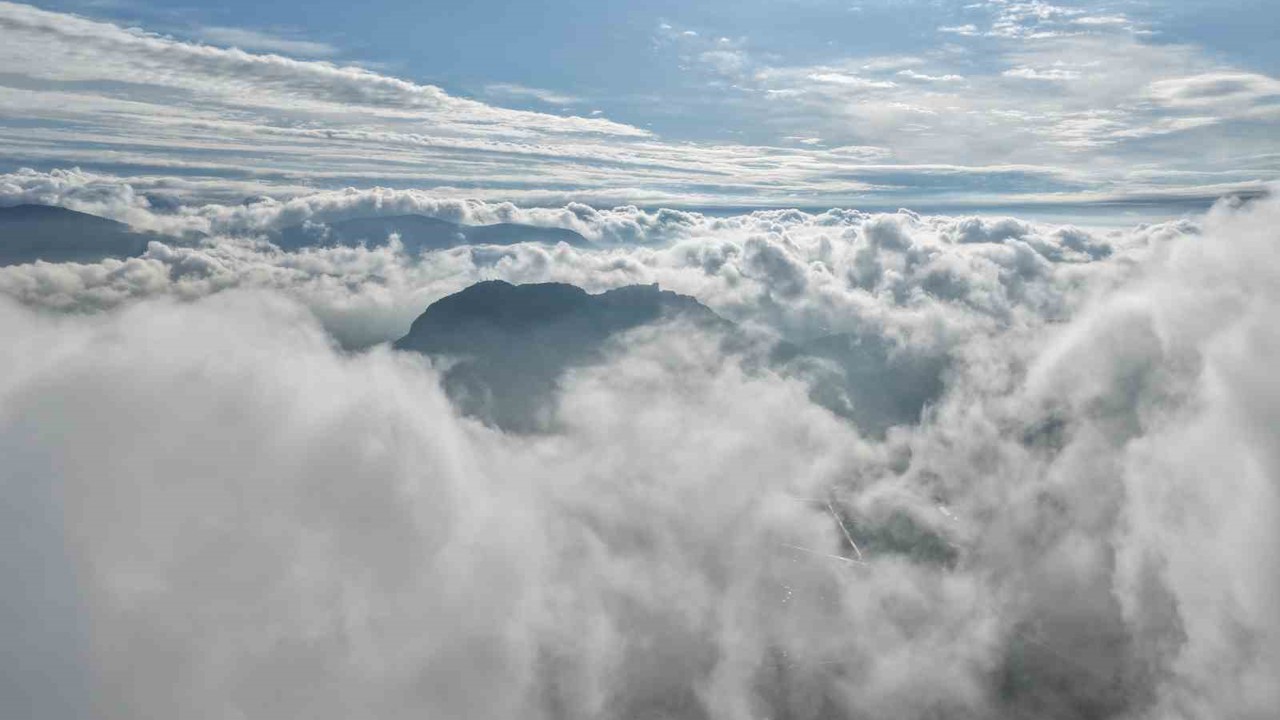 Bulutlar Kozan Kalesi’nde dans etti, ortaya masalsı görüntüler çıktı

