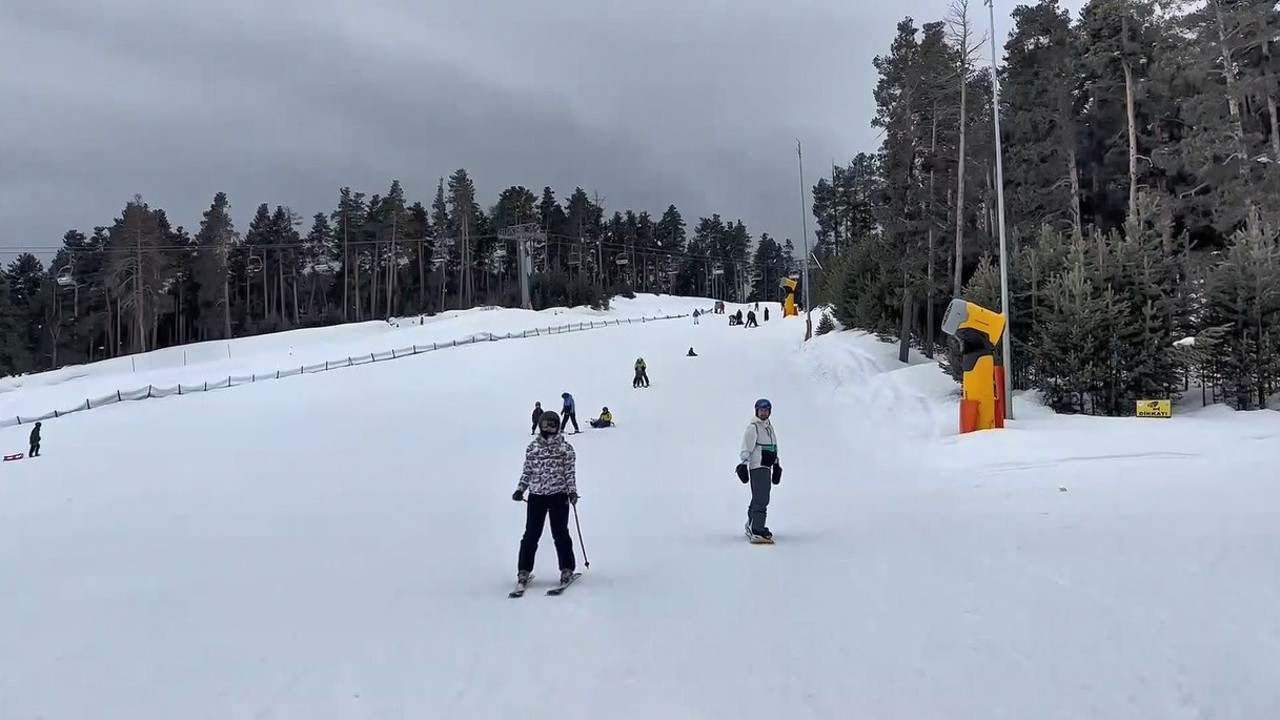 Kars’ta kayak merkezinde bayram yoğunluğu
