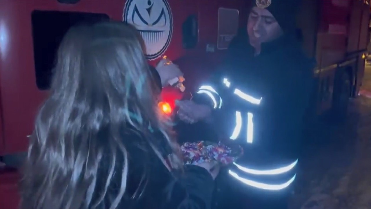 Kars’ta ilginç olay: Anahtar kapının üzerinde unutuldu, İtfaiye camdan girip kapıyı açtı
