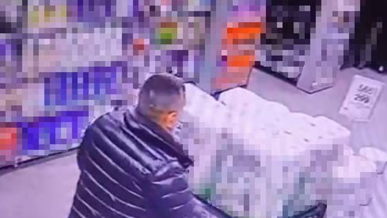 Marketten alkol çaldı, kimse görmeden şişeleri pantolonun içine soktu
