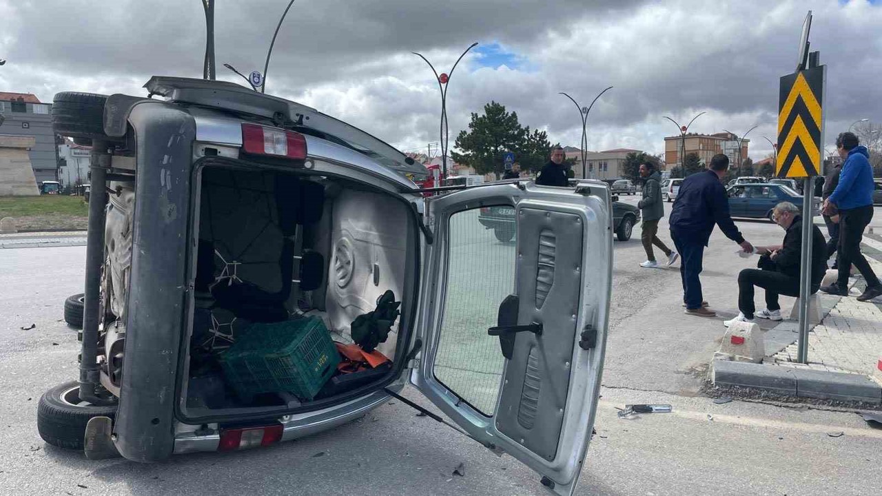 Karaman’da otomobille çarpışan hafif ticari aracın devrilmesi kameraya yansıdı: 2 yaralı
