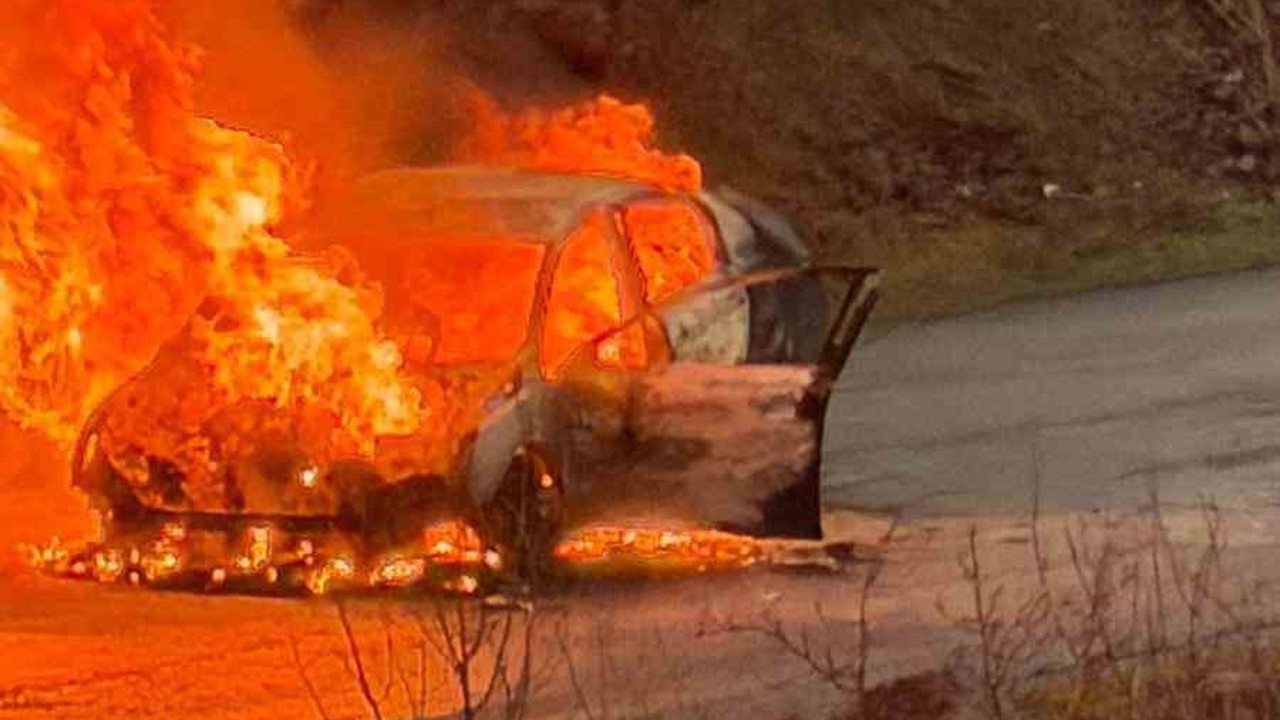 Elazığ’da yanan otomobil küle döndü
