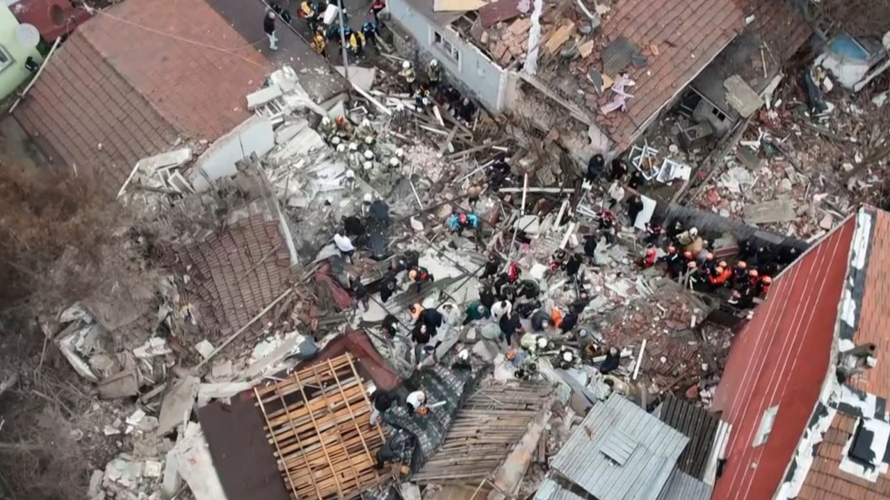 Fatih’te henüz bilinmeyen bir nedenle bina çöktü. Olay yerine itfaiye ekipleri sevk edildi.
