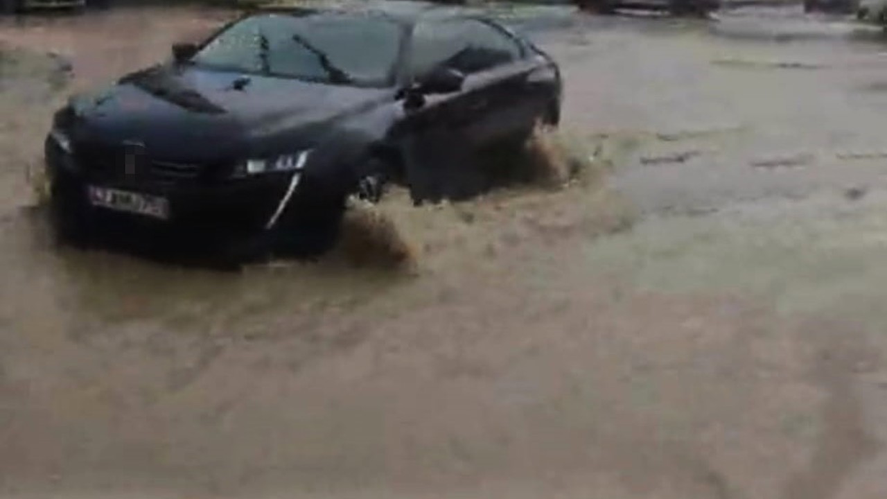 Batman’da sağanak yağış nedeniyle yollar göle döndü, sürücüler zor anlar yaşadı
