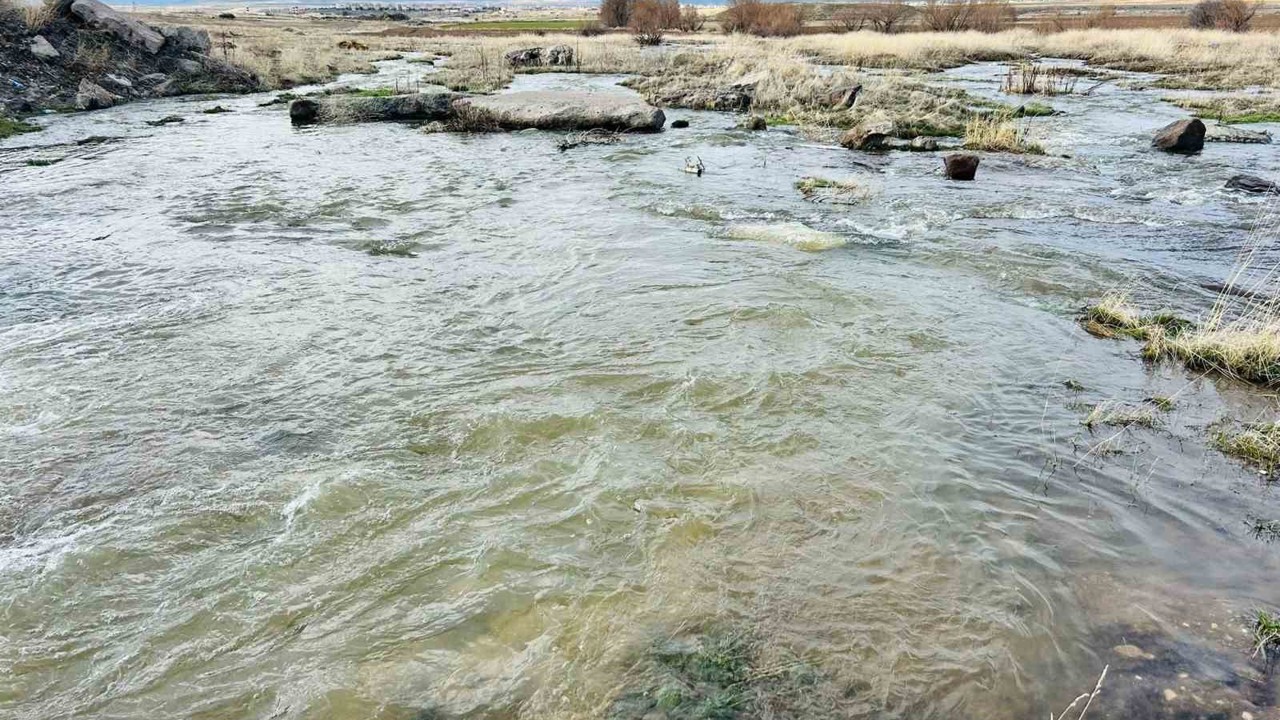 Kayseri’nin bir ilçesinde baharın habercisi dere suları akmaya başladı
