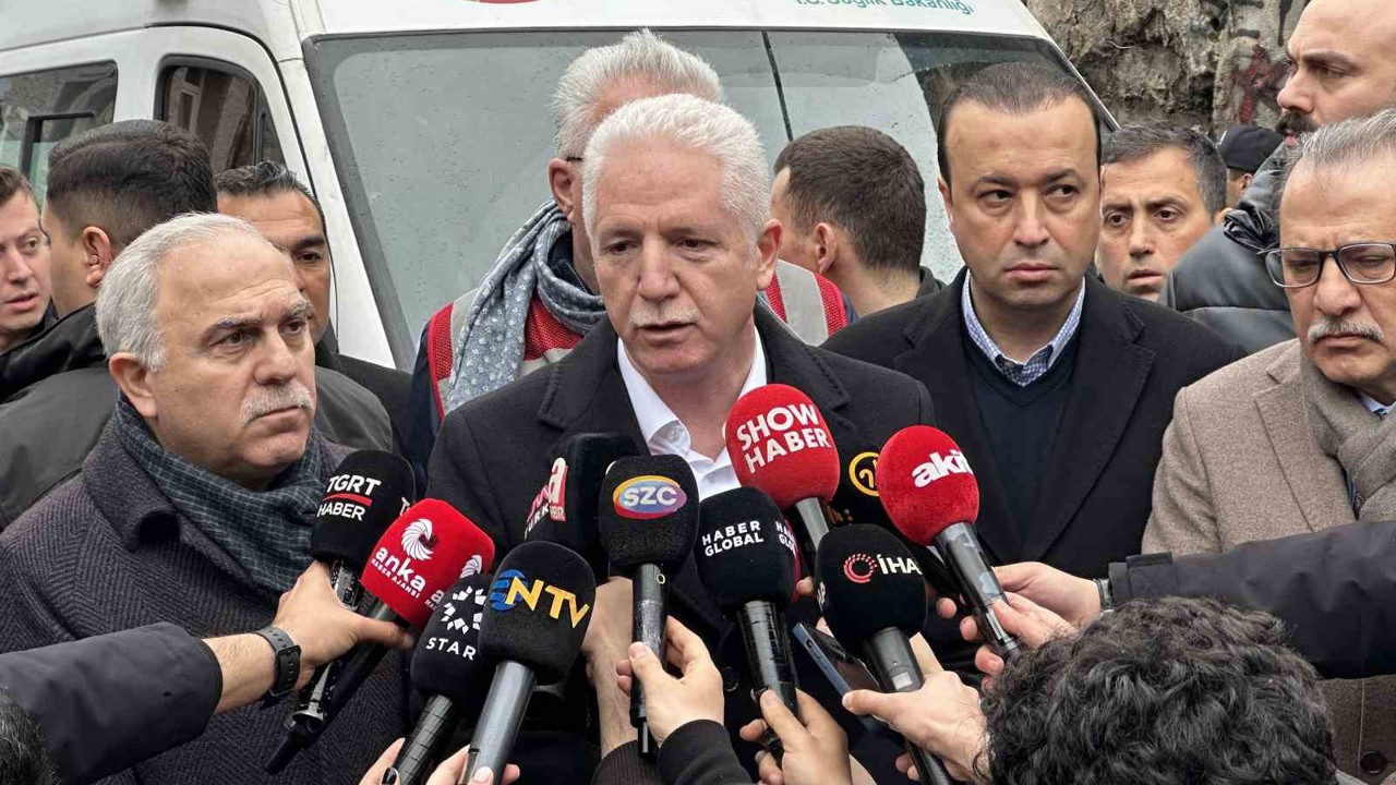 İstanbul Valisi Gül: "9 kişi göçük altında kaldı, 7 kişi hastaneye sevk edildi"
