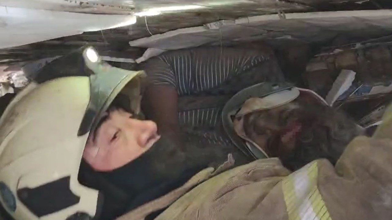 Fatih’te çöken binanın altında kalanların çıkarılma anı kamerada
