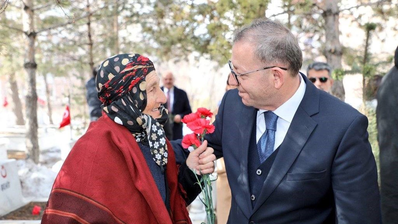 Kars’ta bayramda şehitliğe anlamlı ziyaret
