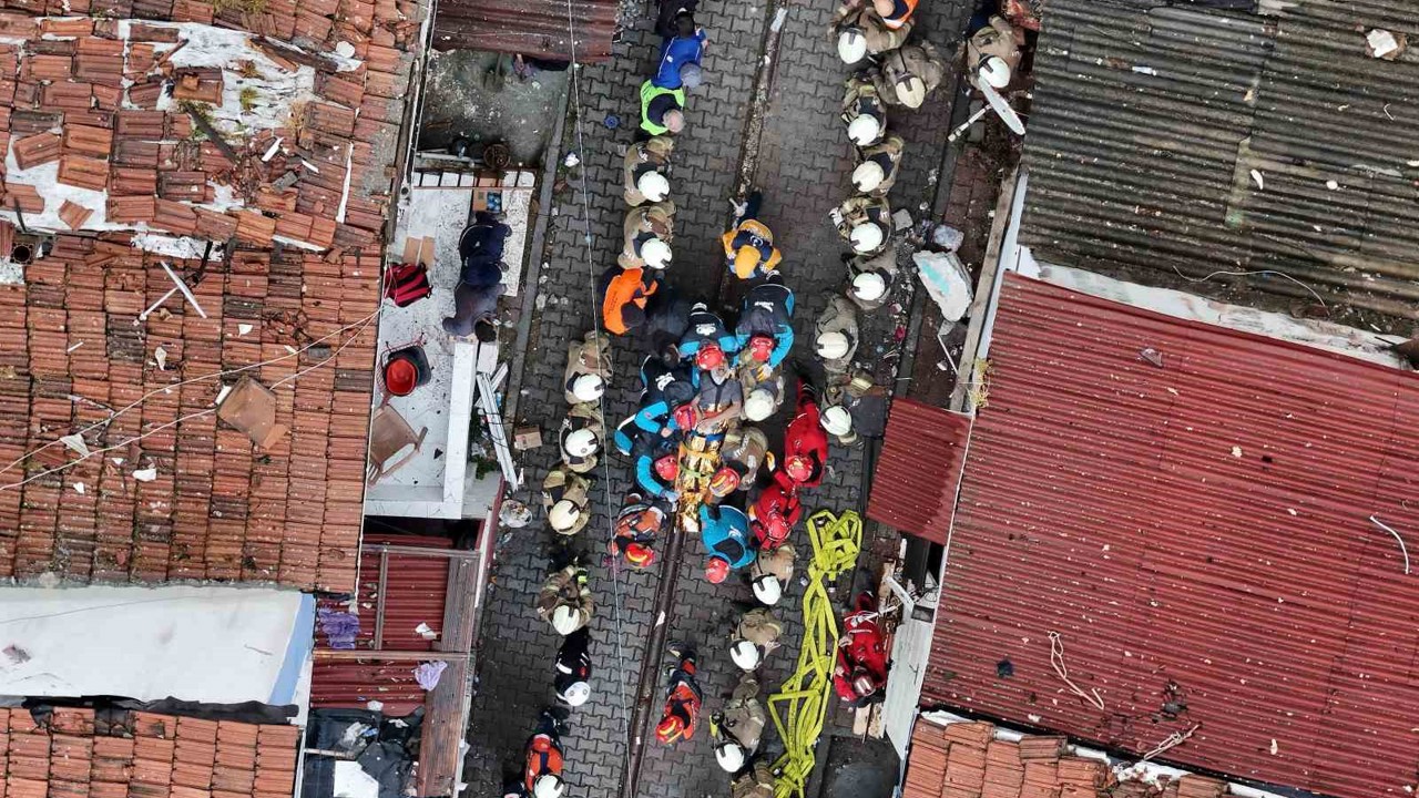 Fatih’te enkaz altında kalan 1 kişi daha kurtarıldı
