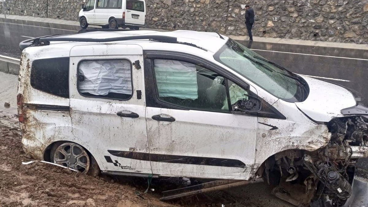 Kamyonetin takla atmasıyla aynı aileden 5 kişi yaralandı
