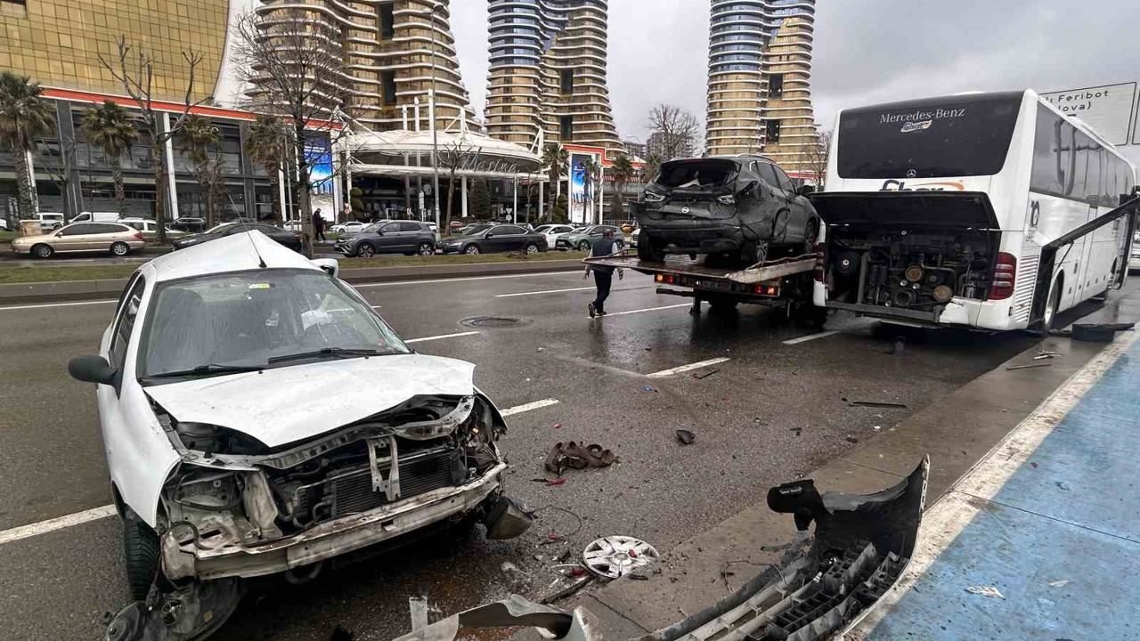 Kartal Sahili’nde zincirleme kaza: 1’i ağır 3 yaralı

