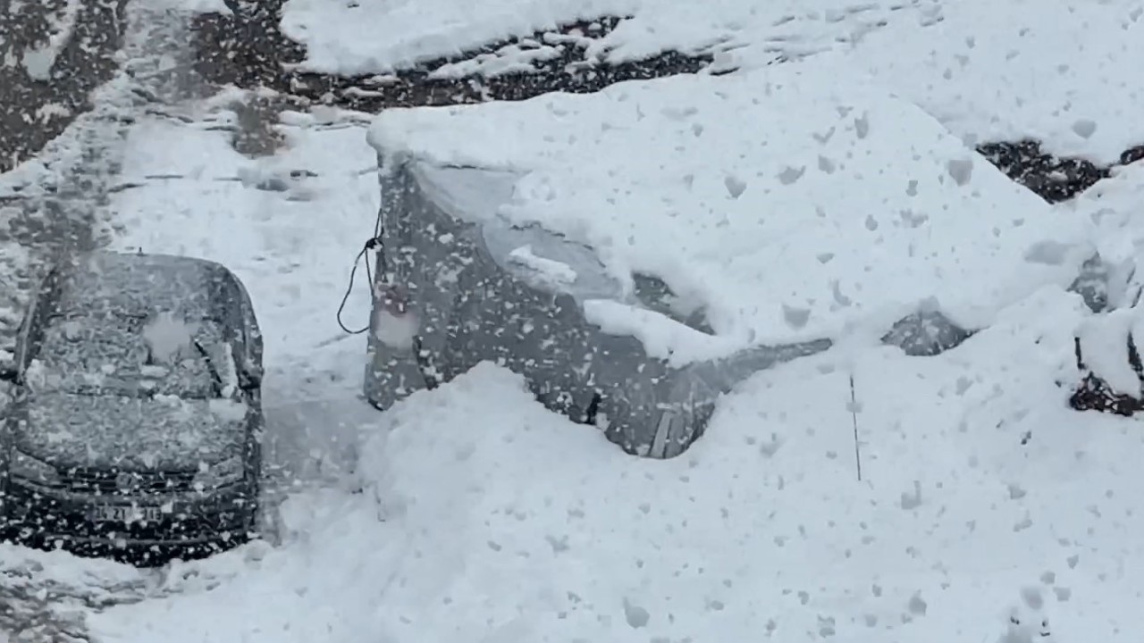 Yüksekova’ya kış geri geldi
