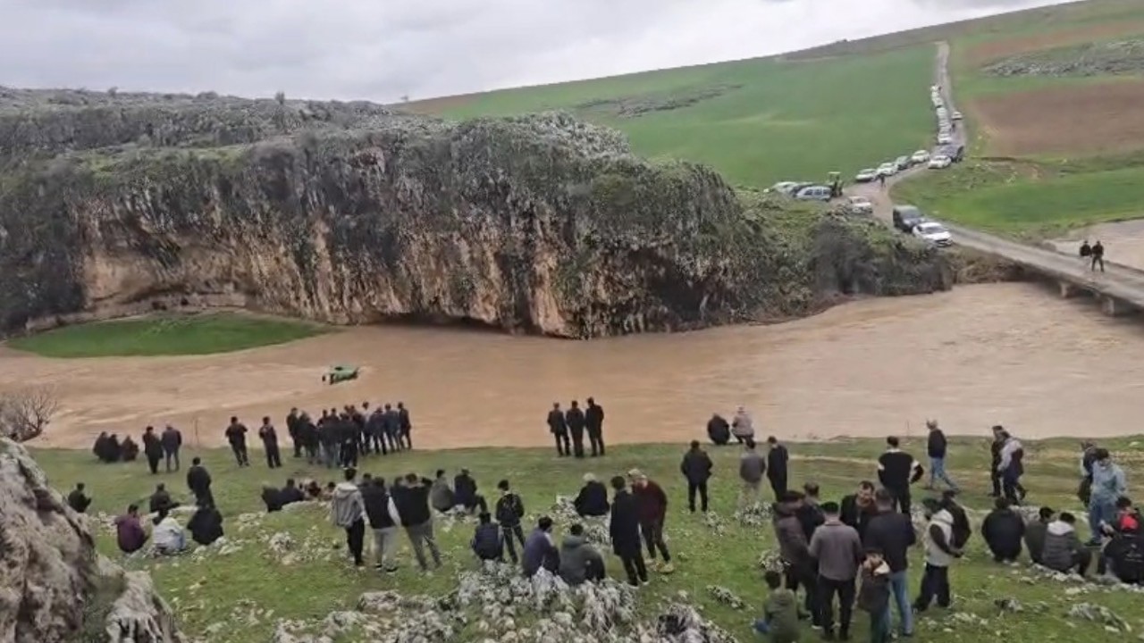 Sele kapılan traktördeki 4 kişi kurtarıldı
