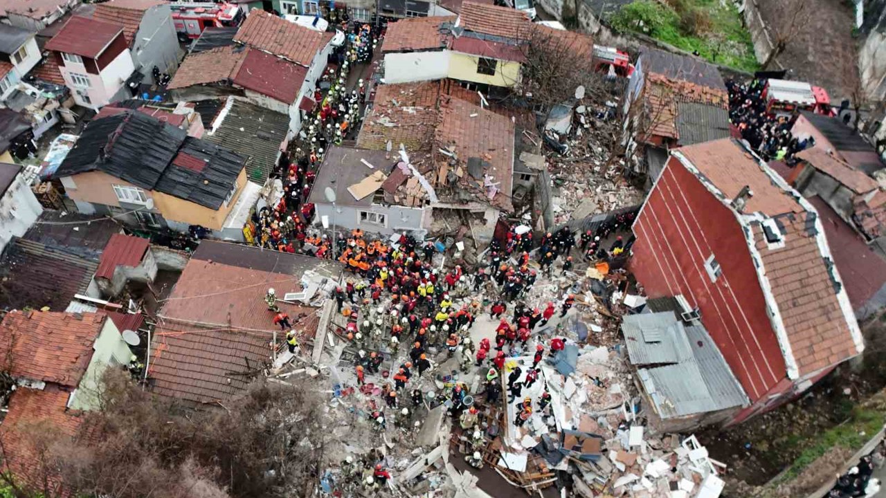 Fatih’te çöken binada 1 kişi daha kurtarıldı

