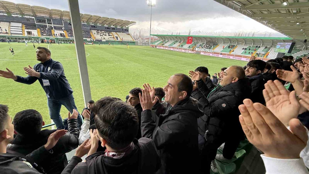 Vali Taşolar tribünde taraftarlarla omuz omuza tezahürat yaptı
