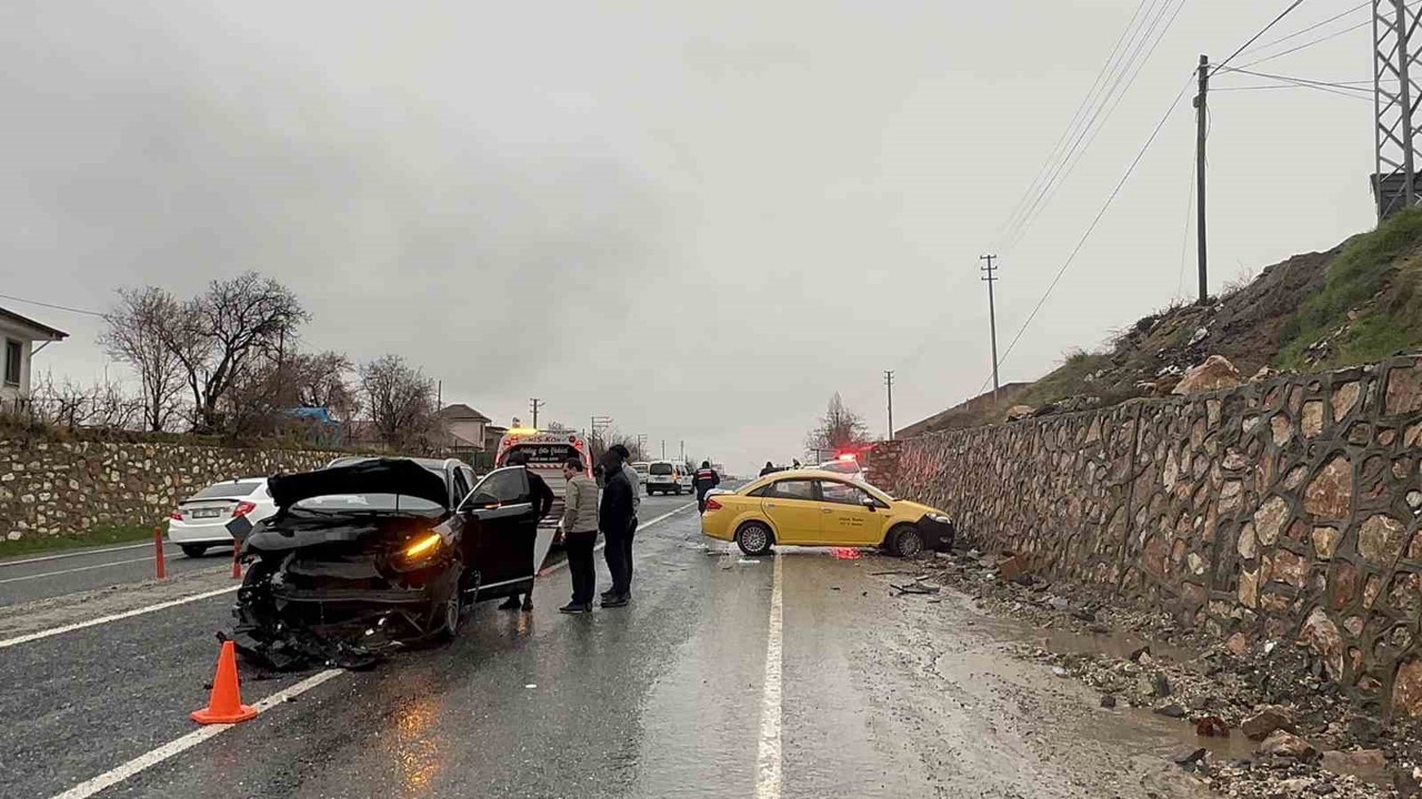 Elazığ’da trafik kazası: 2 yaralı
