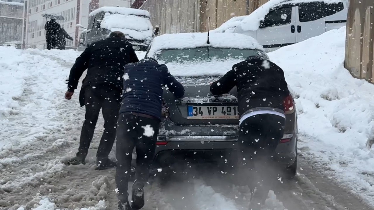 Yüksekova’da kar yağışı etkisini arttırdı, araçlar rampada mahsur kaldı
