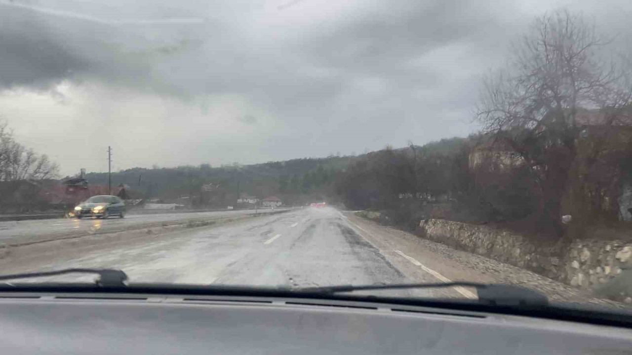 Kastamonu’da sağanak yağış sürücülere zor anlar yaşattı
