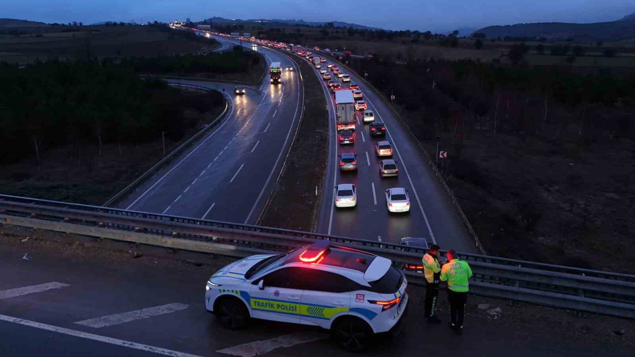 Bayram dönüşü çilesi: 30 kilometrelik araç kuyruğu havadan görüntülendi
