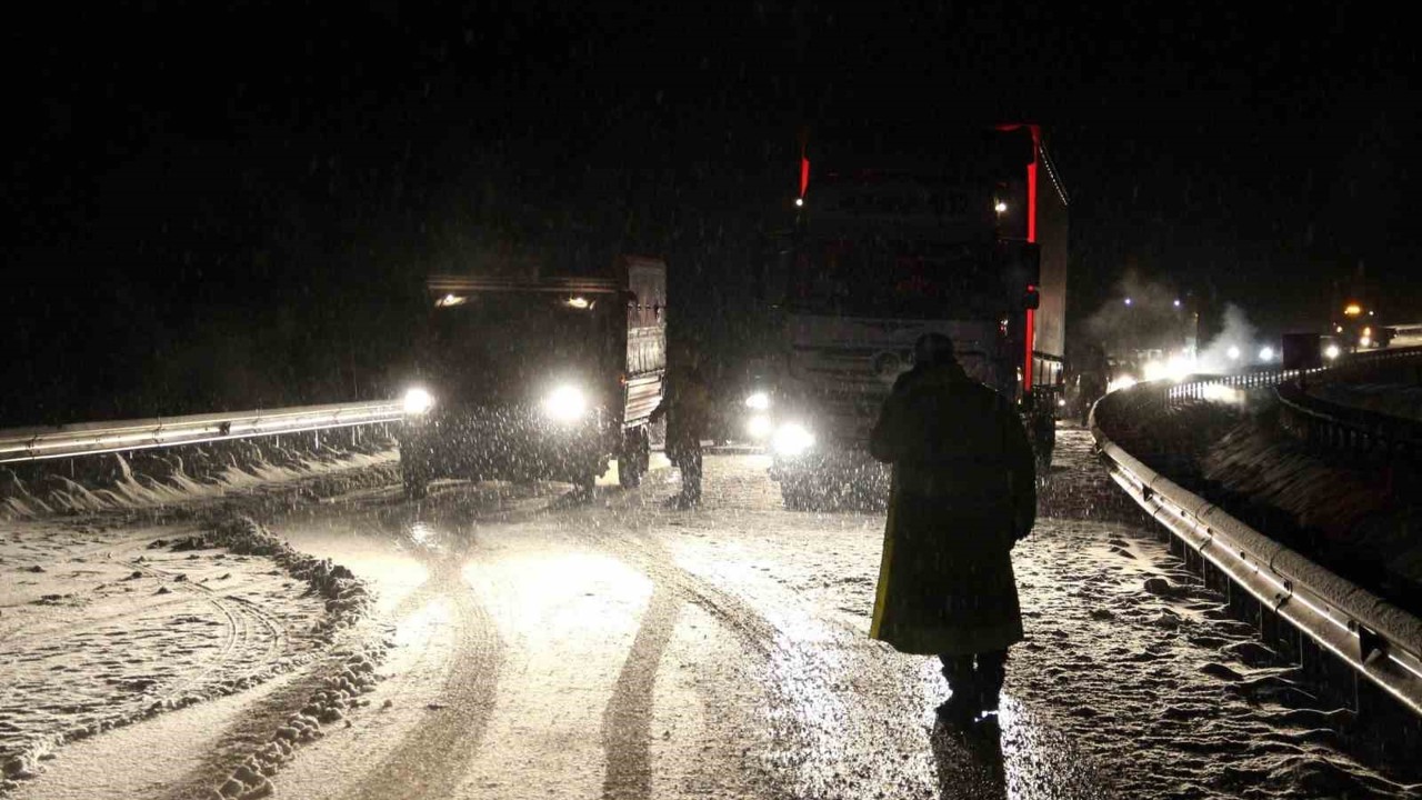Kop Dağı Geçidi’nde kar ve tipi ulaşımı aksattı
