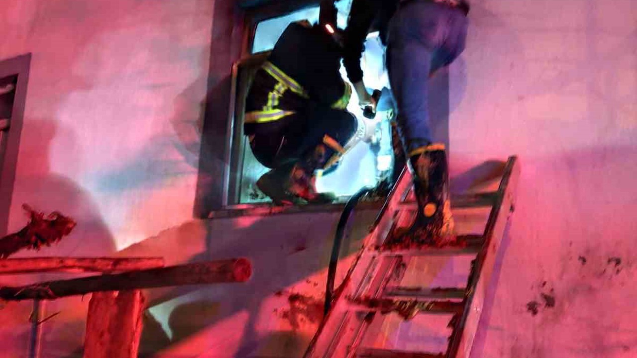 Siirt’te iki katlı binada korkutan yangın
