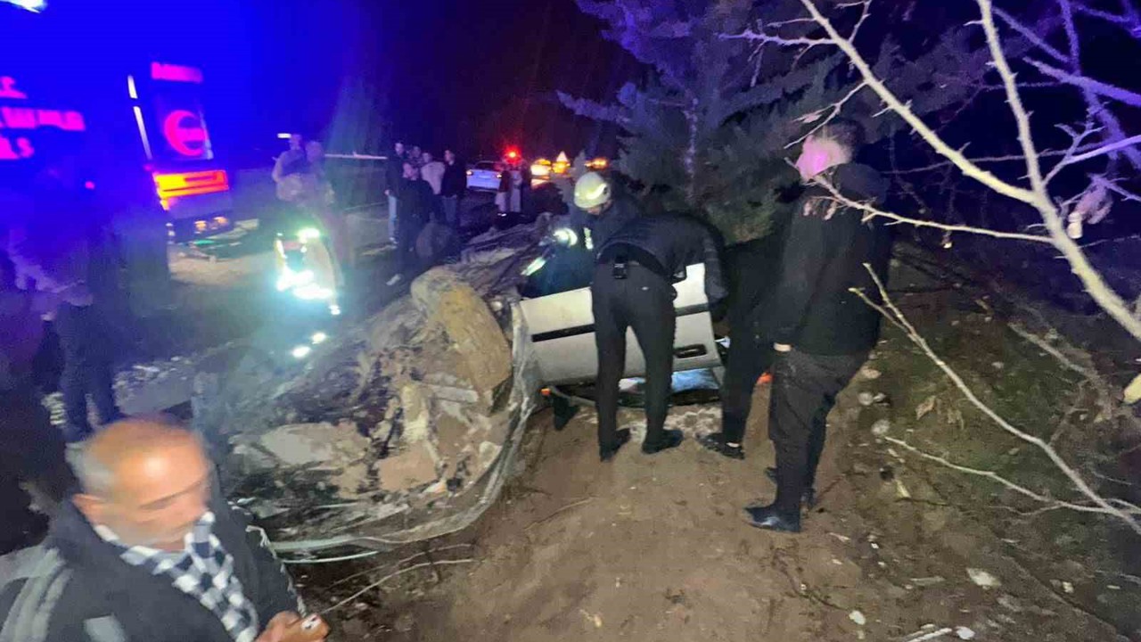 Adıyaman’da otomobil şarampole yuvarlandı: 2 yaralı
