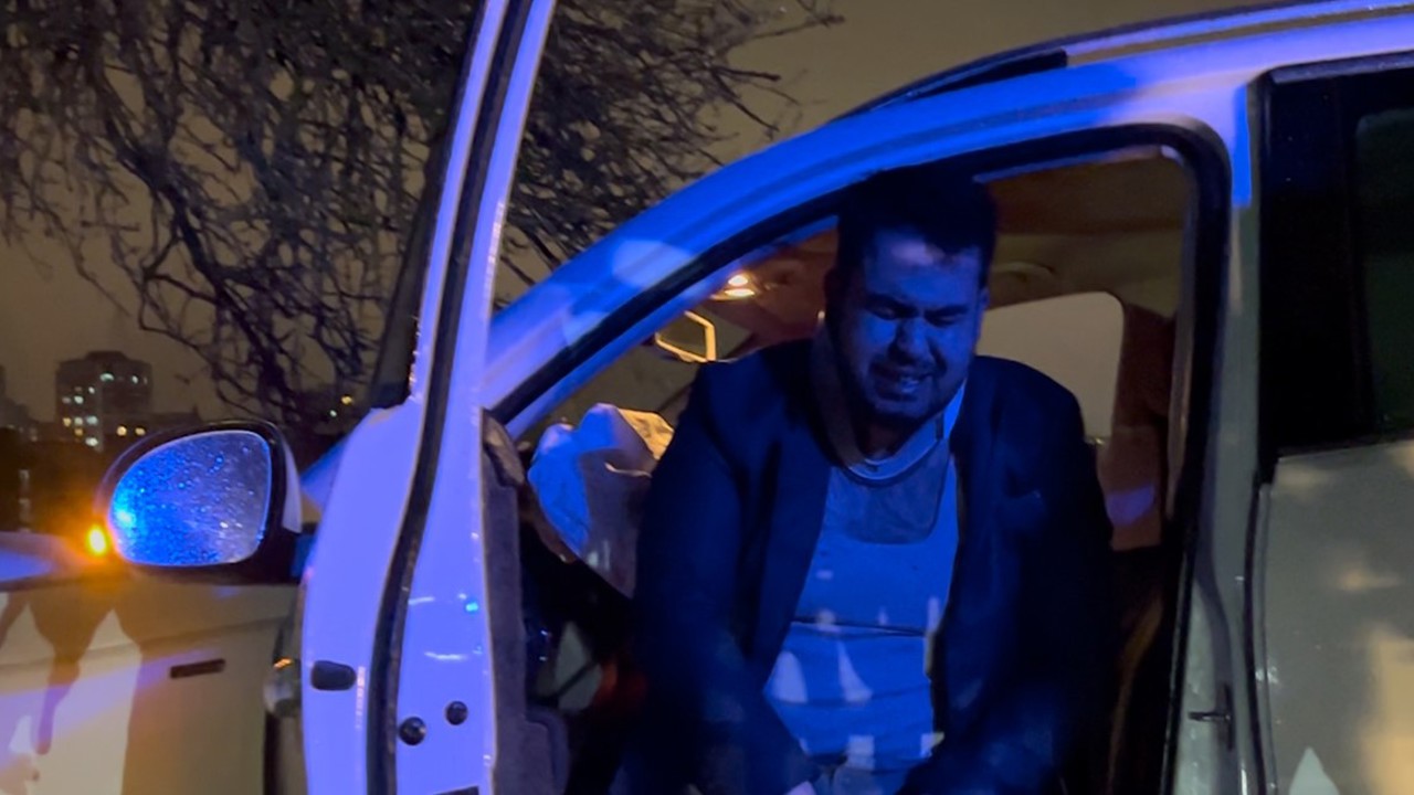 Tarlaya giren otomobil ağaca çarptı, sürücü gözyaşlarını tutamadı
